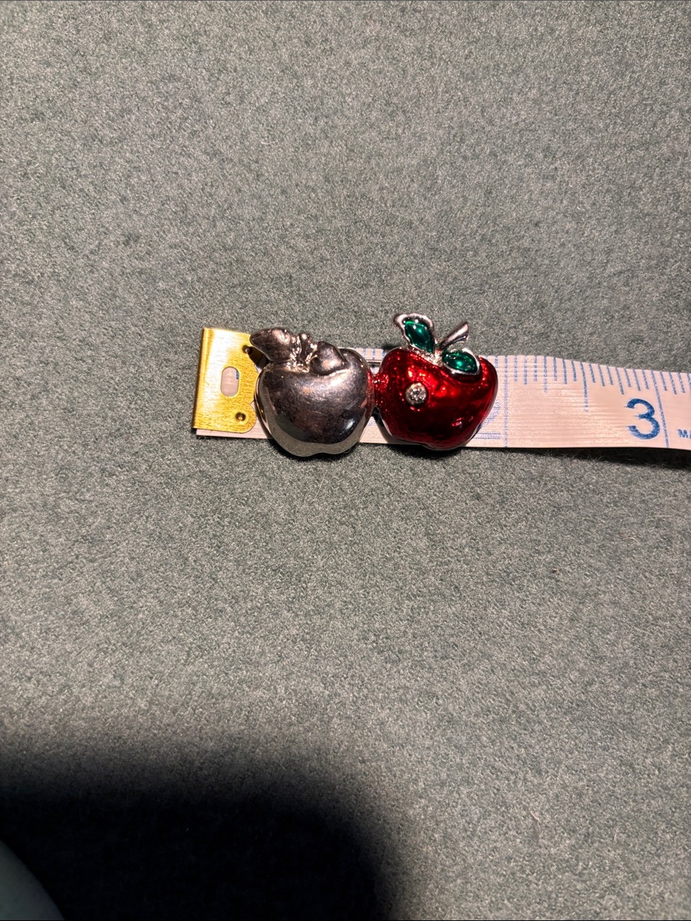 Apple brooch - Picture 6 of 6